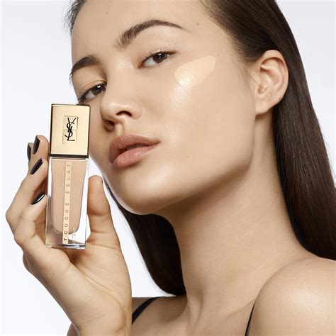 YVES SAINT LAURENT Touche Éclat Le Teint Natural Glow 